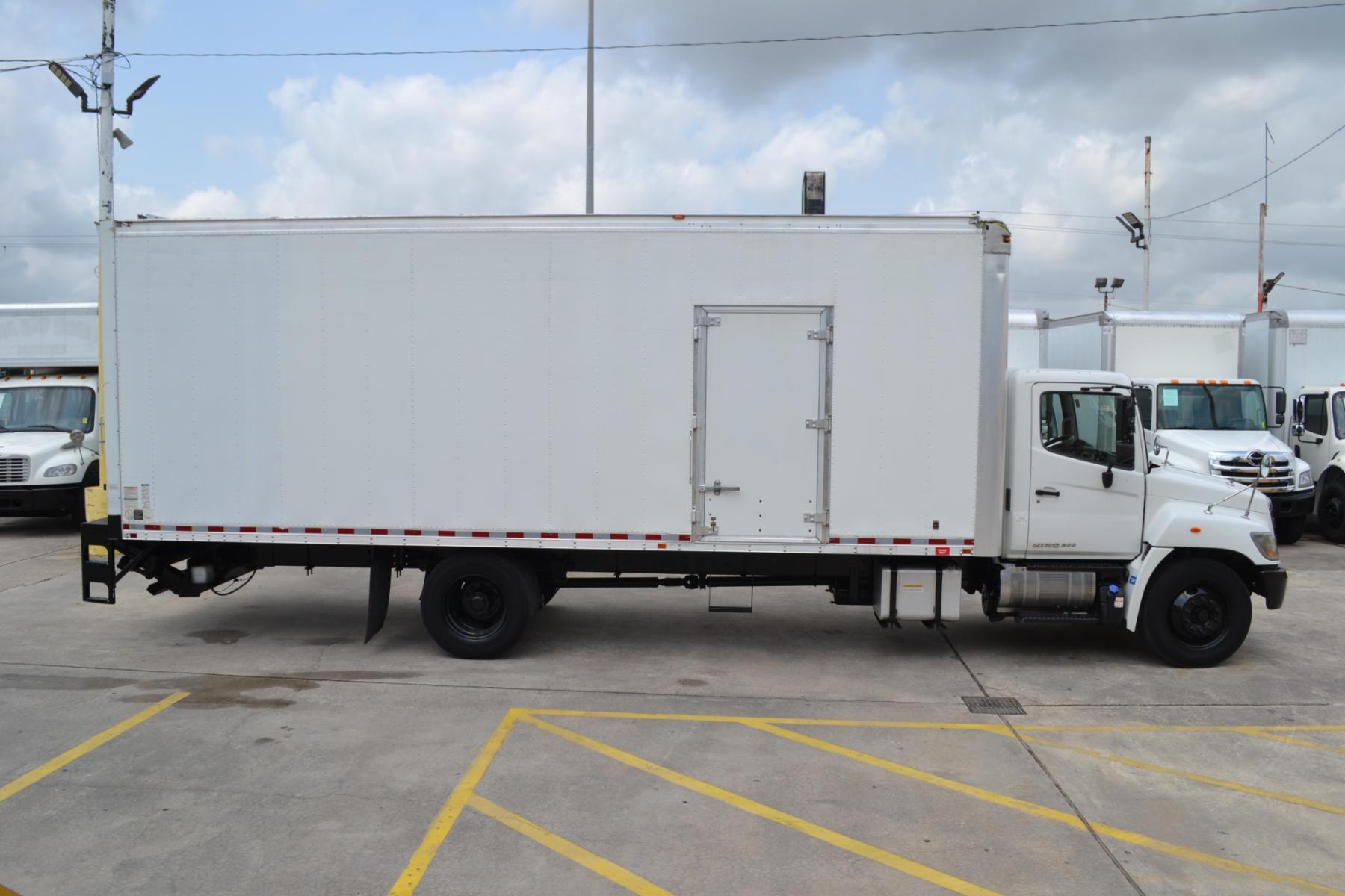 2016 WHITE /BLACK HINO 268 with an JO8E-VC 7.7L 220HP engine, ALLISON 2500RDS AUTOMATIC transmission, located at 9172 North Fwy, Houston, TX, 77037, (713) 910-6868, 29.887470, -95.411903 - 25,950LB GVWR NON CDL, MORGAN 26FT BOX, 109" X102", MAXON 3,300LB CAPACITY STEEL LIFT GATE, DUAL 50 GALLON FUEL TANKS, POWER WINDOWS, LOCKS, & MIRROS - Photo #3